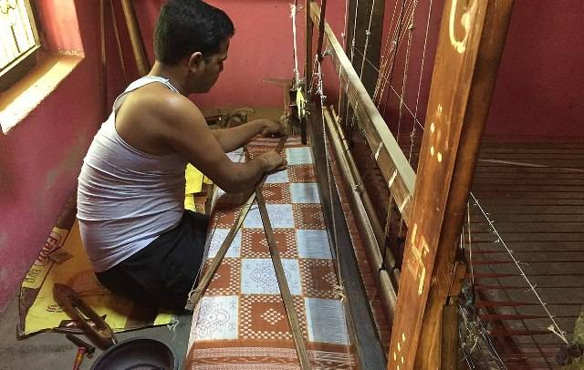 1200px Weaving Of Sambalpuri Sari 1